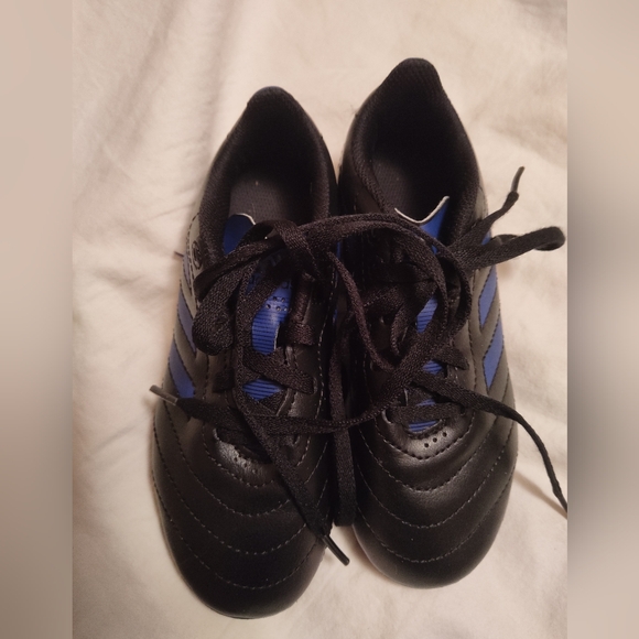 Girls Adidas black and blue soccer cleats - Picture 2 of 7